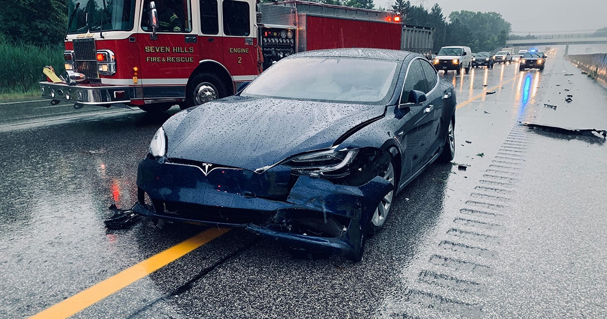 Blog-header_3 tesla car in a fender bender on the interstate