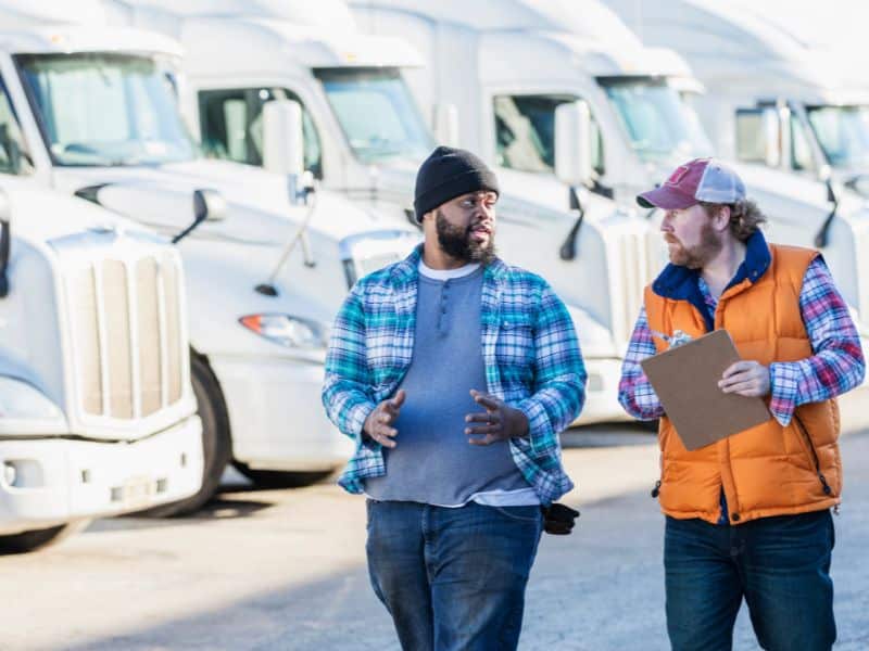 fleet-management-consultant driver talking to fleet management consultant